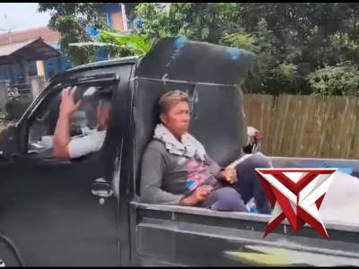 Personel Polres Banjar dan Polsek Pataruman taburkan serbuk gergaji untk membersihkan tumpahan solar - PoliceTube