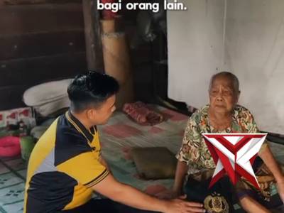 7. Kapolsek Tungkal Jaya mengunjungi warga dan memberikan bantuan