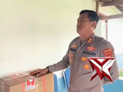 Penyerahan bantuan mesin air dari kapolda maluku kepada desa werwaru
