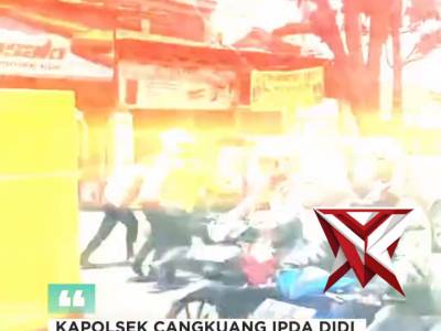 Kapolsek Cangkuang Polresta Bandung Ipda Didi Dwi Purnomo, S.AP., CPHR., bantu dorong mobil yang ter - PoliceTube