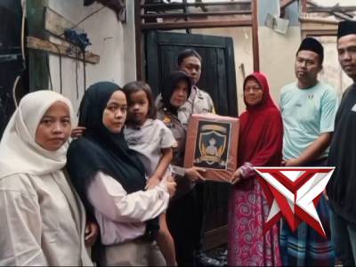 Polsek Warudoyong Polres Sukabumi Kota salurkan bantuan kepada korban kebakaran. - PoliceTube