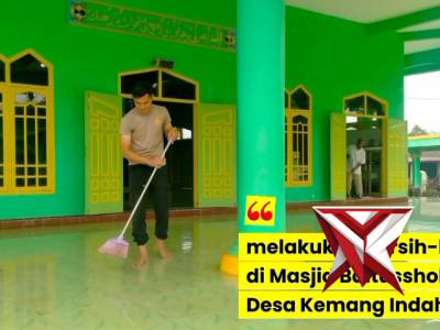 JUMAT BERSIH : POLSEK MESUJI RAYA BERSAMA MASYARAKAT MELAKSANAKAN PEMBERSIHAN MASJID