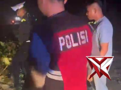 Personil satlantas Polres Musi Rawas merespon cepat adanya laporan pohon tumbang