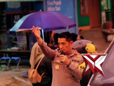 Kapolresta Bandung turun langsung ke lapangan. Dengan sigap, beliau memimpin pengaturan arus lalu li