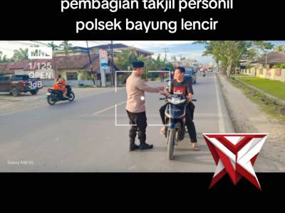 ANGGOTA POLSEK BAYUNG LENCIR BERBAGI TAKJIL PADA WARGA KEC BAYUNG LENCIR