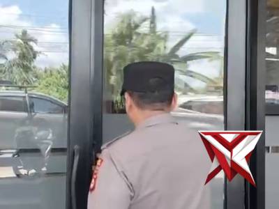 Kapolsek babat toman membantu korban dari kebakaran rumah - PoliceTube