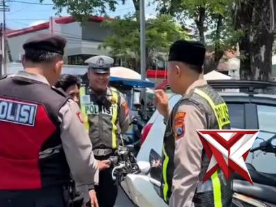 Pelayan humanis satlantas saat melihat adanya pelanggan berkendara