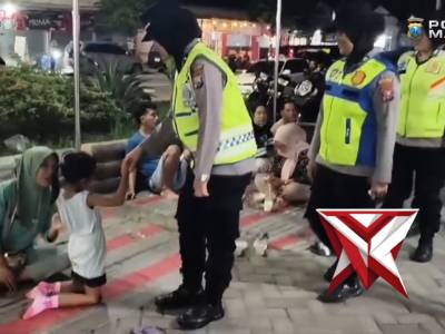 Patroli malam, Polwan Presisi hadir beri rasa aman.
Waspada, jaga kamtibmas, dan segera hubungi 110