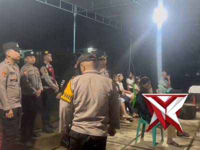 Pers Polres Musi Rawas Laks Giat pengamanan Ibadah Malam Paskah di Gereja Santa Maria Kec. Tugumulyo - PoliceTube
