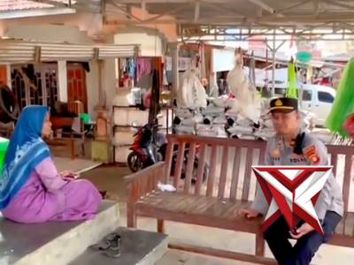 Patroli jalan kaki Kapolsek Tungkal Jaya bersama personel dalam rangka antisilasi gangguan kamtibmas