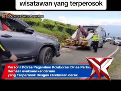 Sigap, polres pagaralam bantu mobil wisatawan yang terperosok - PoliceTube