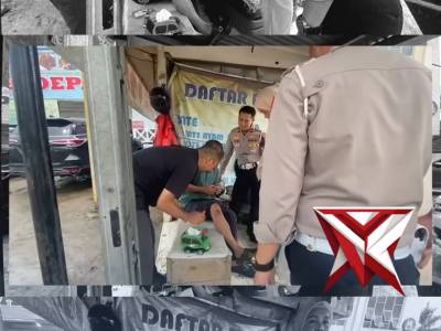 Reaksi cepat kanit turjagwali dan kanit gakkum menolong korban laka lantas