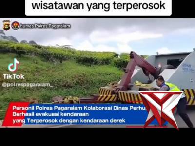 Sigap, polres pagaralam bantu mobil wisatawan yang terperosok - PoliceTube