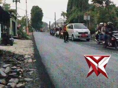 Polsek Cilawu Sigap Amankan Arus Lalu Lintas!?Ada perbaikan jalan/hotmix di Jl. Cimaragas? Tenang!