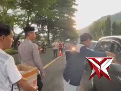 bakti sosial berupa bagi-bagi takjil