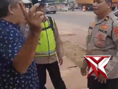 Polisi Menolong ibu yang ketinggallan di samping Indomaret - PoliceTube
