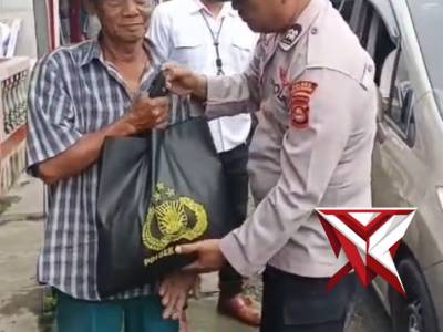 Anggota Polsek berbagi sembako (SM7) - PoliceTube