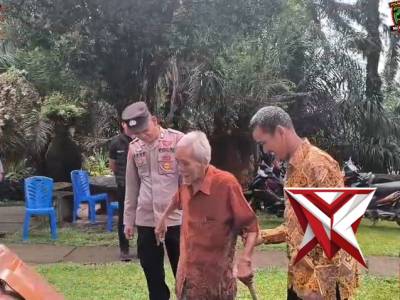 Aksi Humanis Personel Polres Musi Rawas Bantu Warga Sepuh Beribadah di Gereja