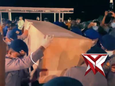 POLRI TURUN LANGSUNG MEMBANTU PROSES PEMADAMAN KEBAKARAN - PoliceTube