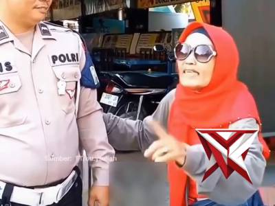Polantas "Direview" Ibu-ibu di Simpang Lima, Videonya Bikin Netizen Terhibur - PoliceTube