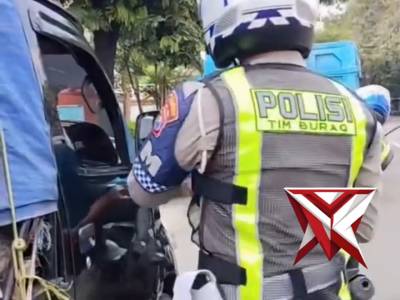 Repost @satlantaspolresjombang POV Polantas Jombang Selalu Siap Hadir Membantu Masyarakat jomban - PoliceTube