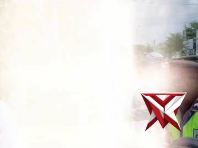 Ratusan Personel Polisi Amankan Aksi Damai di Magetan, Polwan Turun Bagikan Minuman untuk Massa 

Ma