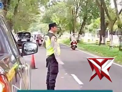 Gerak cepat Polsek Sukomoro dalam menangani pohon tumbang yang mengganggu akses jalan. ??