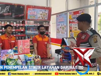 Kegiatan penempelan stiker layanan darurat 110 oleh Polri
