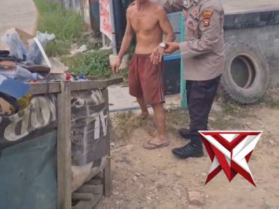 Dengan Sigap Dan Cepat, Kanit Binmas Polsek Bayung Lencir Bantu Warga Yang Terjatuh - PoliceTube
