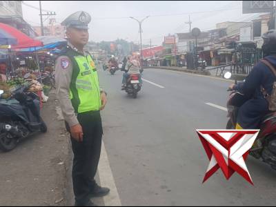 Pelayanan masyarakat dalam bentuk giat Pengaturan Arus Lalin sore hari dan Aiptu Riza Live Report