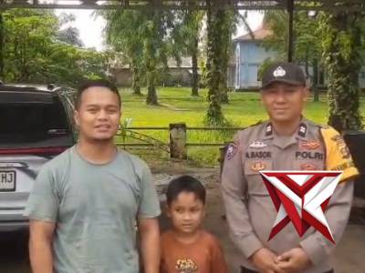 *Tim Patroli Polsek BTS Ulu Bantu Pemudik Pecah Ban*

Tim patroli Polsek BTS Ulu Polres Musi Rawas