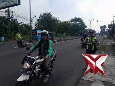 Personil Polsek Lawang Pengaturan Lalu Lintas di Pagi hari di Daerah Hukum Polsek Lawang