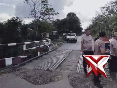 (09)Revitalisasi Jembatan Sungai Jernih Jl. Muara-Pali di Kec.BTS Ulu oleh Polsek BTS Ulu. - PoliceTube