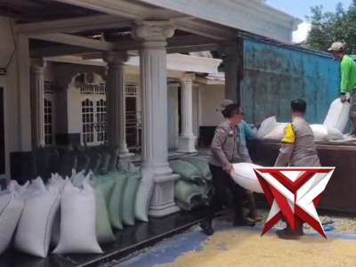 Dukung Ketahanan Pangan, Bhabinkamtibmas Polsek STL ulu Dampingi Petani Jagung ke Bulog - PoliceTube