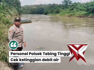 Personel Polsek Tebing Tinggi Cek ketinggian debit air