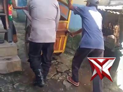 Anggota Polsek Jatiroto membantu masyarakat