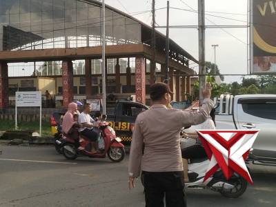 pengaturan lalu lintas oleh personil polsek muara beliti