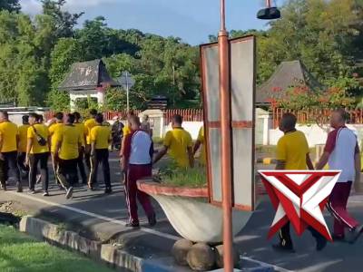 Jaga kebugaran tubuh, Personel Polres Ende Polda NTT laksanakan olahraga jalan sehat - PoliceTube