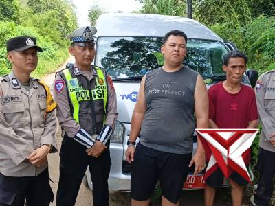 Personil Polsek BTS Ulu melakukan evakuasi laka lantas tunggal mobil dinas TVRI