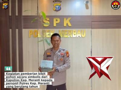 Penyerahan bibit pohon dari Kapolres Kepulauan Meranti kepada Personil yang berulang tahun