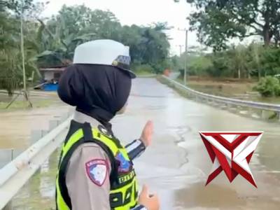 KEGIATAN SAT LANTAS POLRES PALI MENGHIMBAU ARUS BANJIR KEPADA MASYARAKAT DI DESA SEMANGUS