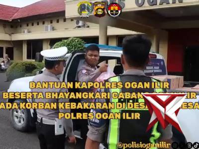 Kapolres Ogan Ilir memberikan bantuan kepada Korban Kebakaran