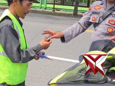 Bhabinkamtibmas Desa Mantingan memberikan Sarana kontak kepada mitra Polri - PoliceTube