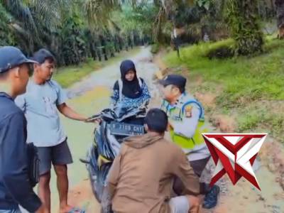 Polsek Belitang III membantu pengendara sepeda motor yang Terjatuh