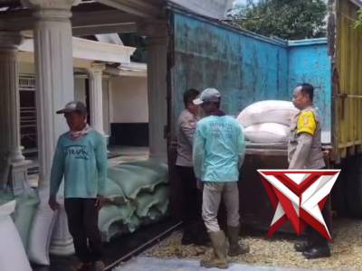 *?Dukung Ketahanan Pangan, Bhabinkamtibmas Polsek STL ulu Dampingi Petani Jagung ke Bulog* ?????