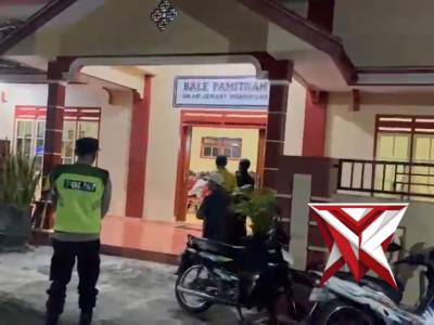 Pelaksanaan pengamanan giat ibadah paskah di gereja Wonorejo oleh anggota Polsek Bantur - PoliceTube