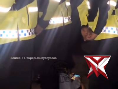 Polisi lalu lintas dengan anaknya