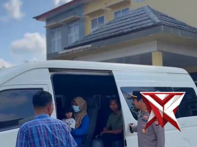 Program Mudik Gratis Polsek Bayung Lencir Berangkatkan Warga Ke Palembang - PoliceTube