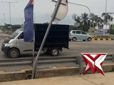 Polisi Hadir di Saat Pengendara Mengalami Mogok di Pintu Tol - PoliceTube