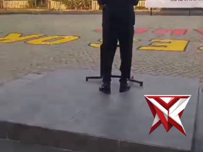 Mempersiapkan sound system untuk apel pagi